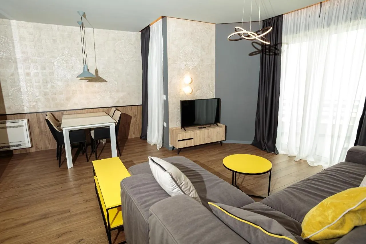 Visar Apartments فلورا
